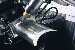 Automatisierte Feinbearbeitung einer gefrästen Turbinenschaufel. (Bild: Fraunhofer IP)