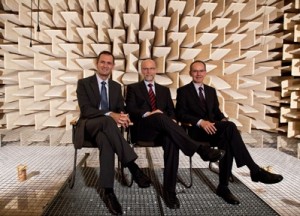 Dr.-Ing. Torsten Niederdränk, Prof. Dr. Dr. Birger Kollmeier und Prof. Dr. Volker Hohmann (v.l.n.r.) / Bild: Deutscher Zukunftspreis / Ansgar Pudenz