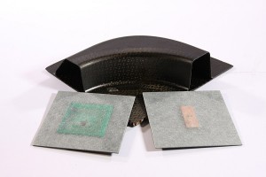 Faserverbundstoffe Um RFID-Tags in Faserverbundstoffe einzubauen, sind extradünne Antennen notwendig (rechte Seite: UHF-, linke Seite: HF-Transponder). © TUM-IWB / Fraunhofer IIS