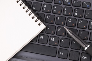 Dokumentenführung, Tastatur. Papier, Stift, Digitalisierung, digital