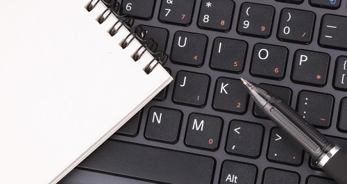 Dokumentenführung, Tastatur. Papier, Stift, Digitalisierung, digital