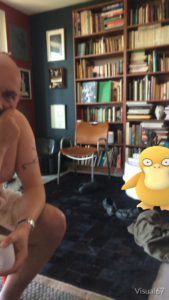 Pokémon neben Mann vor einem Bücherregal