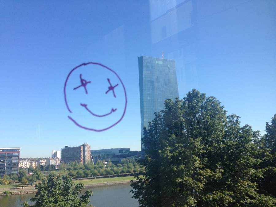 Smiley an einem Fenster gemalt mit Blick auf Frankfurter EZB Zentrale, Symbol für happy sein