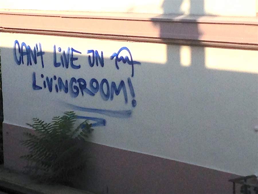 Graffiti mit der Aufschrift can't live in the Living Room auf einer Wand, Symbol für den Umstand, dass das Private zunehmend politisch wird
