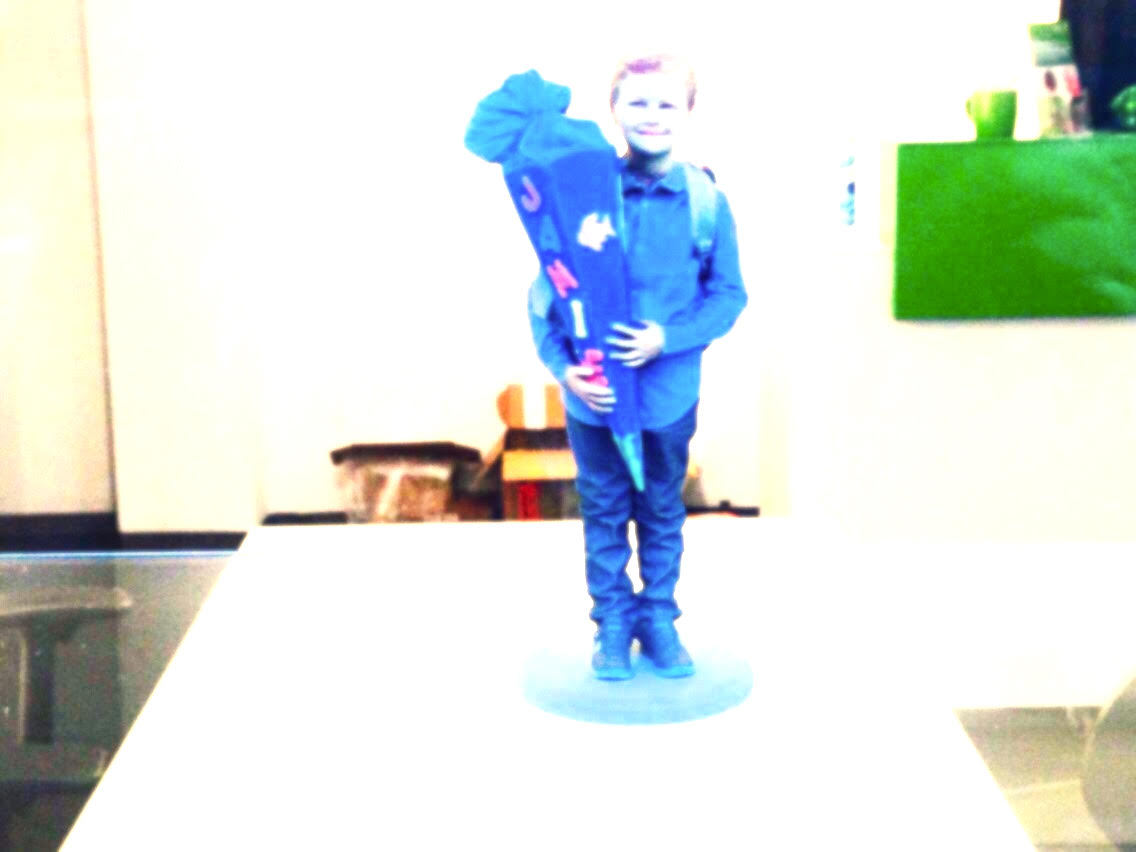 Kind mit Schultuete posiert fuer ein Foto die Schule als Raum der befremdlich wirkt