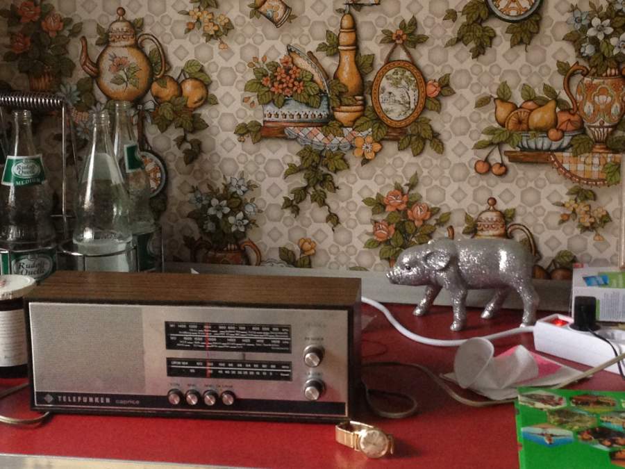 Altes Telefunkenradio vor Tapete als ob das wirklich wirklich waere