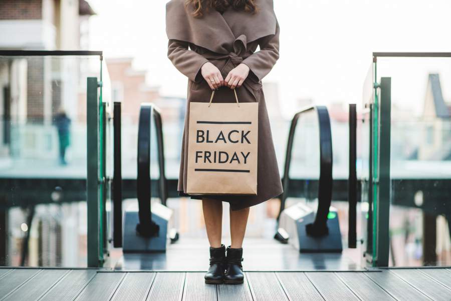 Black Friday, Einkaufstüte, Kaufhaus, Frau, Mantel, Papiertüte, Black Friday Shopping