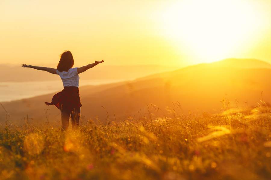 Frau, Sonnenstrahlen, Natur, Glücklich, sportlich, erfolgreich, Persönlichkeit, Glücksreport 2017, World Happiness Report 2017, Zufriedenheit der Deutschen