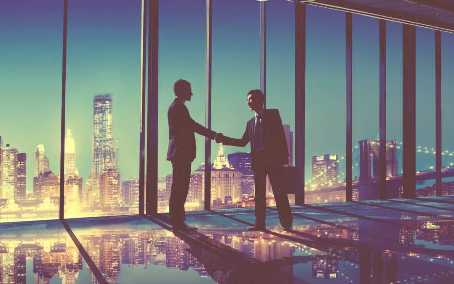 Handshake, Europäisch, Asiatishc, Skyline, Geschäftstreffen, Business Partners, Lichtreflexionen, Lächeln, internationale Geschäftspatner, Expansion, internationales SEO