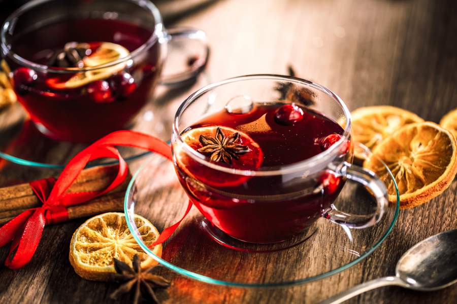 Glühwein, Tee, Orangen, Zimt, Weihnachten, Tisch, Glastasse, heiße Getränke, Weihnachtsfeier im Unternehmen, Last-Minute-Weihnachtsfeier