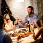 Weihnachtsessen, Wunderkerzen, Weihnachtsbaum, gedeckter Tisch, Weihnachtsessen, Menschen, Wein, Anstoßen, Feiern, das richtige Verhalten auf der Weihnachtsfeier
