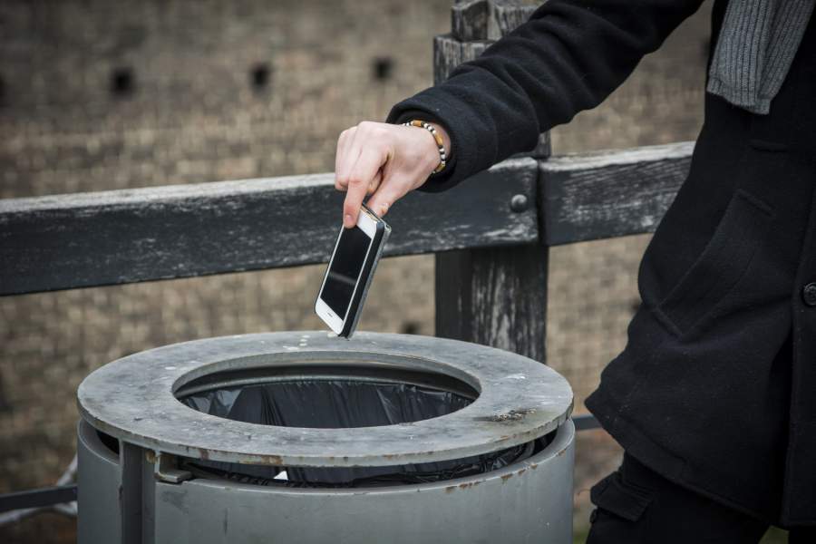 Smartphone, Mülleimer, Smartphone wegwerfen, reales Leben, Park, draußen, Mann, Anzug, Freiheit, ständige Verfügbarkeit, Offline gehen, Weniger Smartphone, mehr Lebensqualität