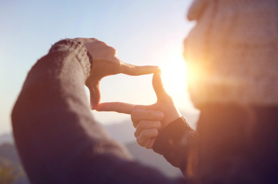 Frau, Perspektive, Karriereausblick, Frauenkarriere, Zukunftsvision, junge Frau, Natur, Ausblick, Aussicht, Karriereboost, Erfolgsfaktor Partnerschaft, Beziehung auf Augenhöhe, der richtige Partner für Erfolg, erfolgreiche Frauen