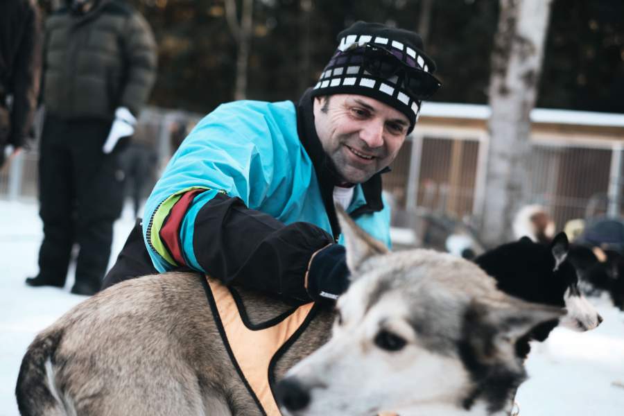 Dr. Klaus Schirmer mit Huskys mit ihm selbst als Musher, der Führungsposition beim Schlittenhundgespann