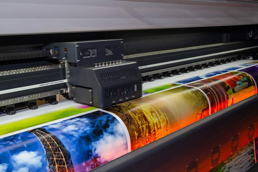 Ein Digitaldrucker druckt verschiedene Farbbilder