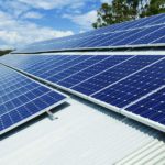 Fotovoltaik-Anlagen auf einem Dach bei gutem Wetter.