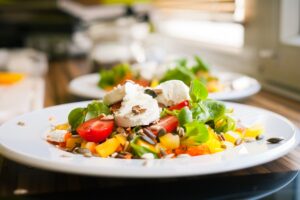 Salat mit Tomaten und Ziegenkäse