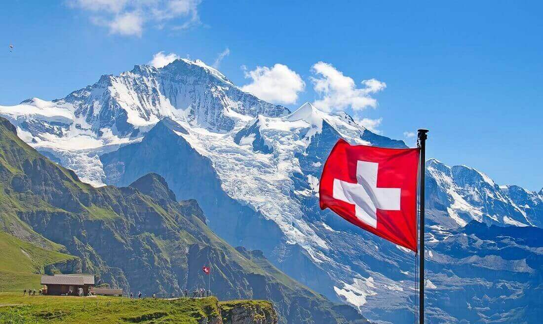 Schweizer Flagge vor Alpenpanorama