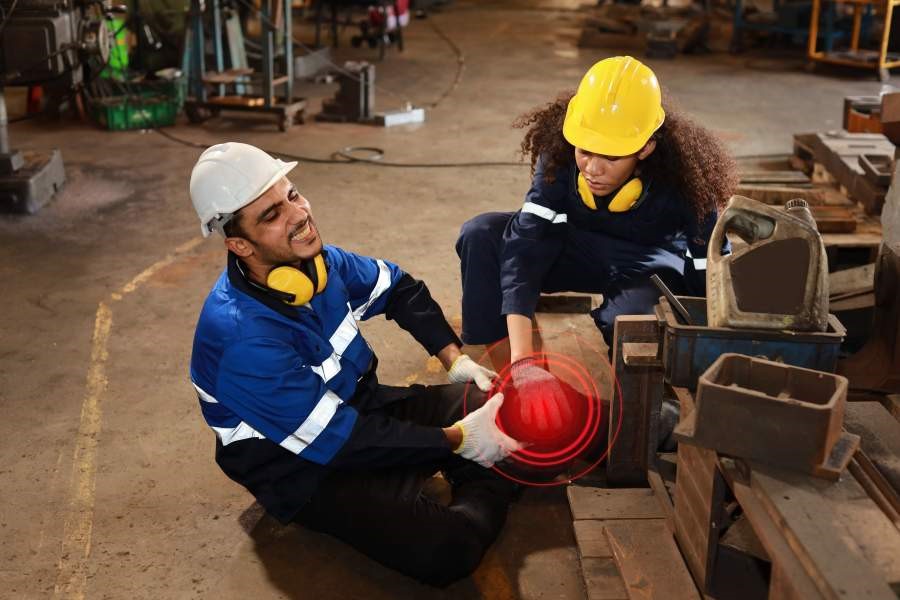 Mitarbeiter verletzt sich bei einem Arbeitsunfall im Unternehmen