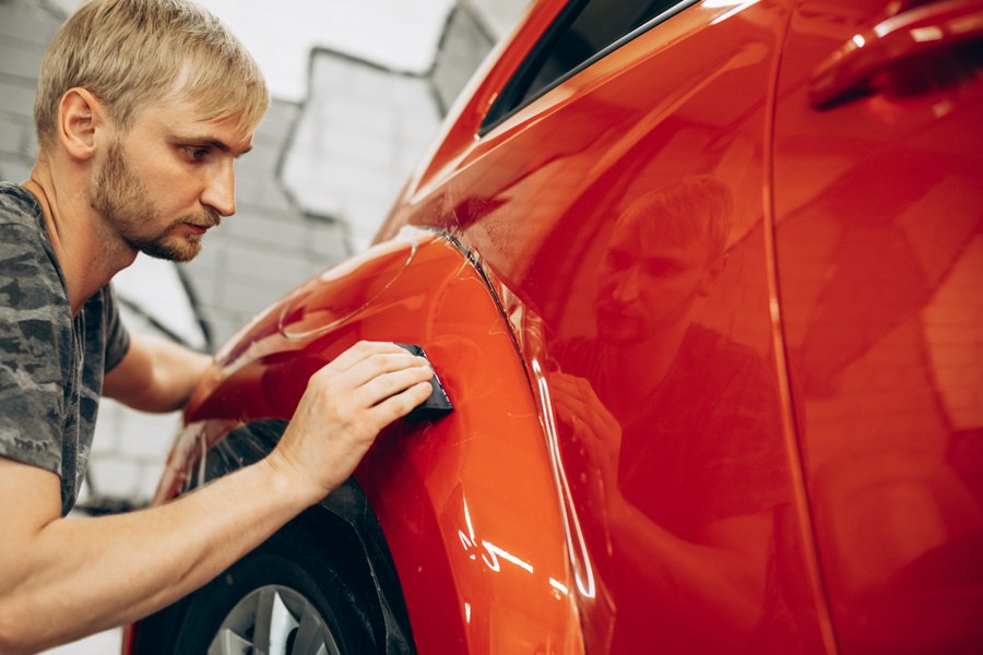 Autofolierung: Ein Auto wird mit Autofolie überzogen