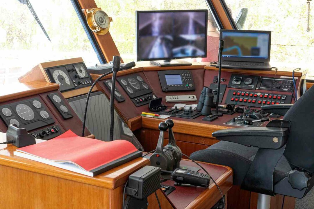 Kommandozentrale mit Geräten für die Kommunikation auf Schiffen