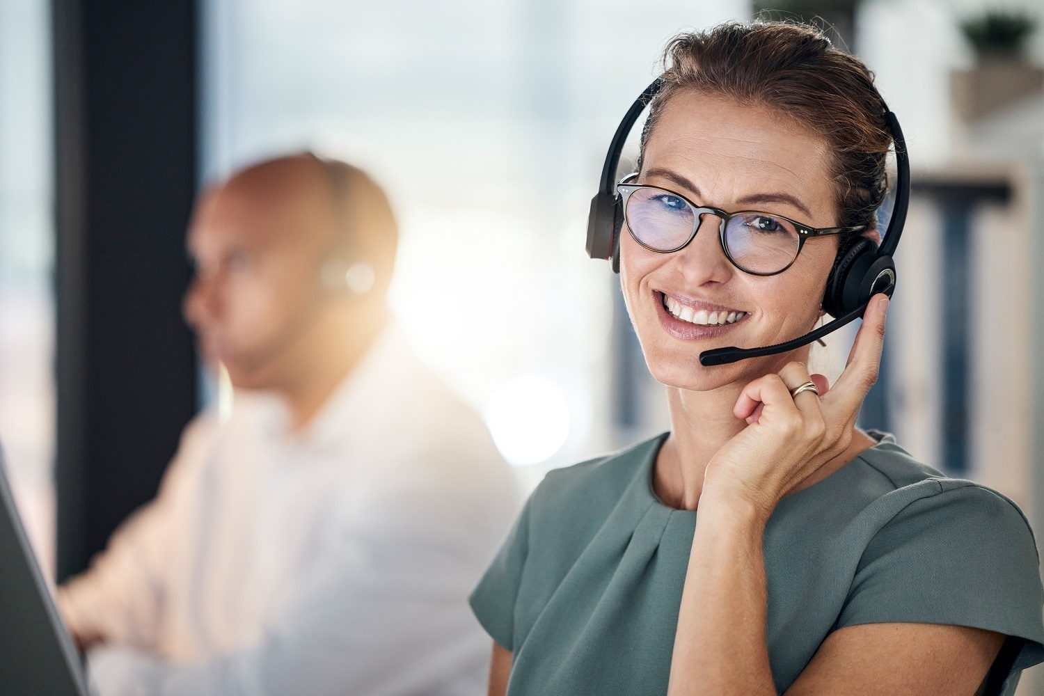Callcenter Kundendienstmitarbeiter lächelt fröhlich