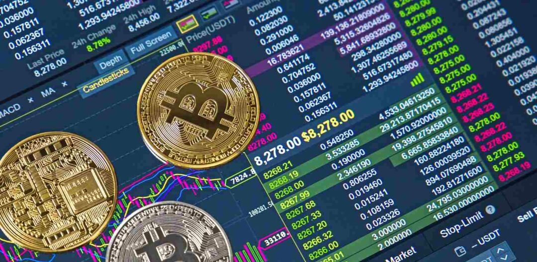 Bitcoin-Kurs auf Charts mit Bitcoin-Münze im Vordergrund