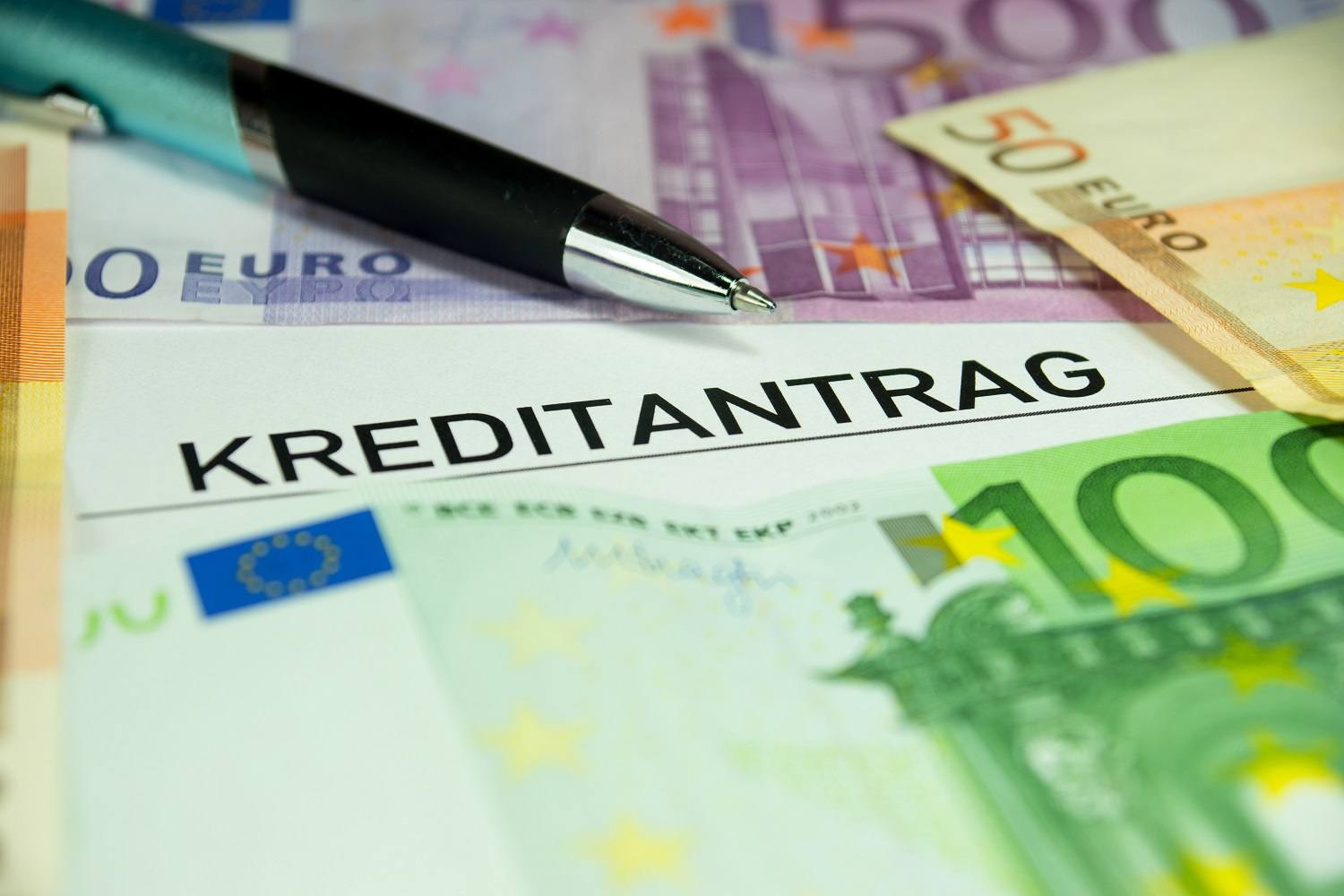 Bargeld und Antrag auf Hausbankkredit