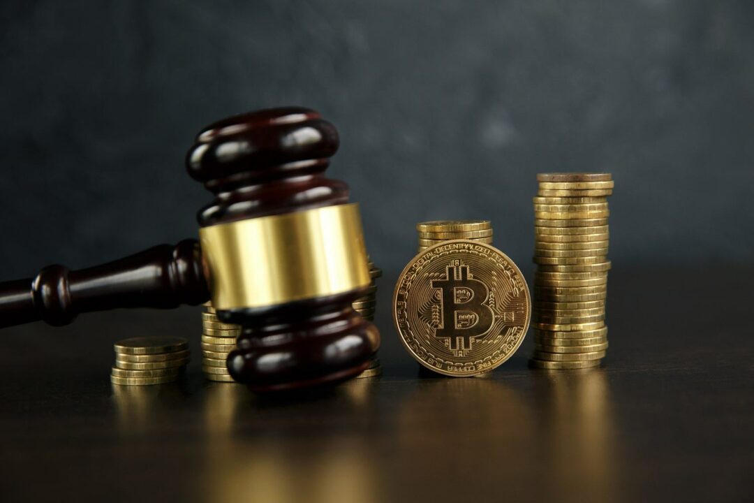 Richterhammer und Bitcoin Münze als Symbol für Urteil zu Kryptowährung