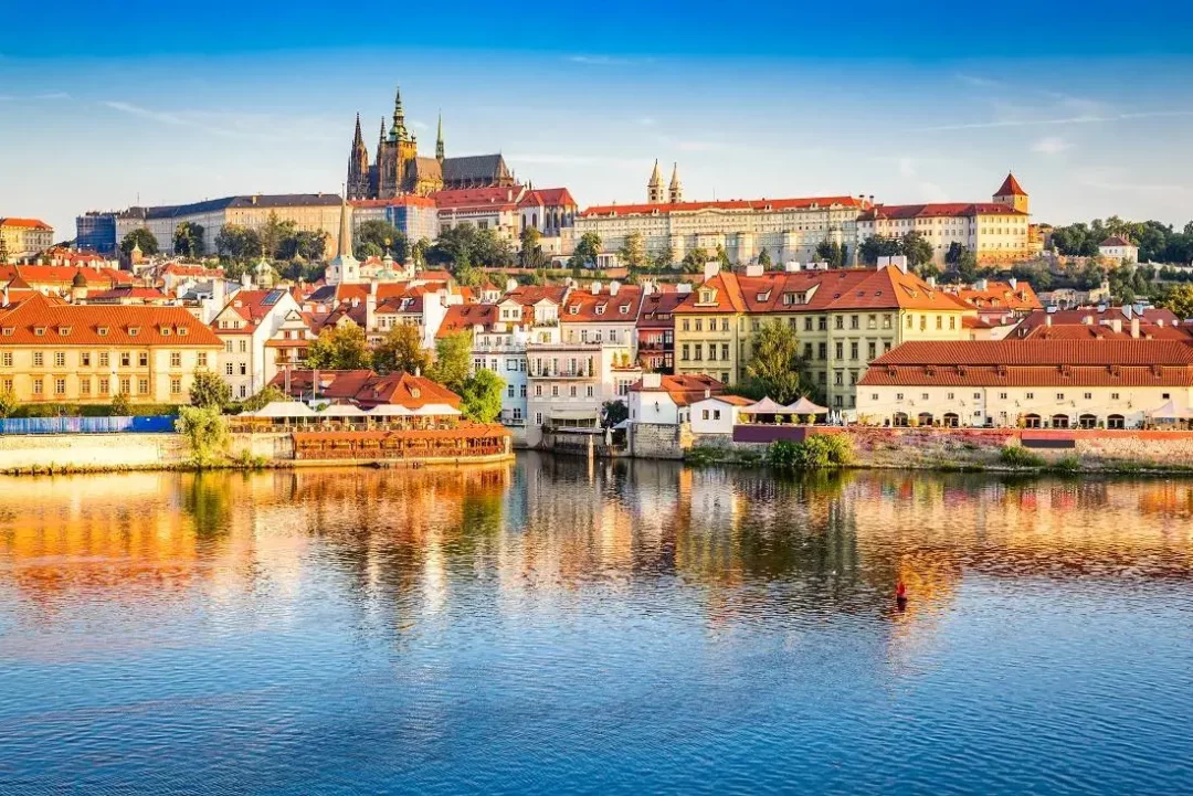 Blick auf Prag von der Moldau aus