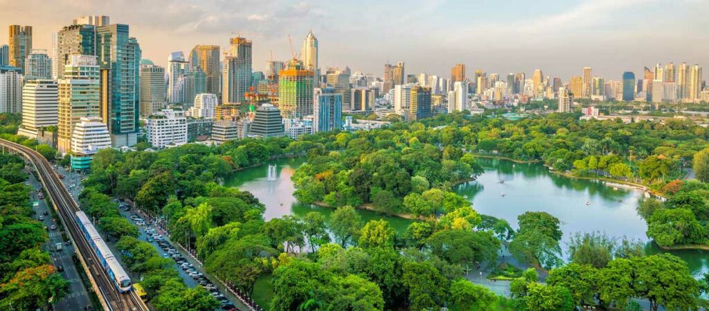 Skyline von Bangkok mit dem Lumpini-Park aus der Vogelperspektive in Thailand