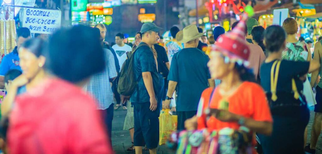 Touristen und Rucksacktouristen auf dem Nachtmarkt in der Khao San Road