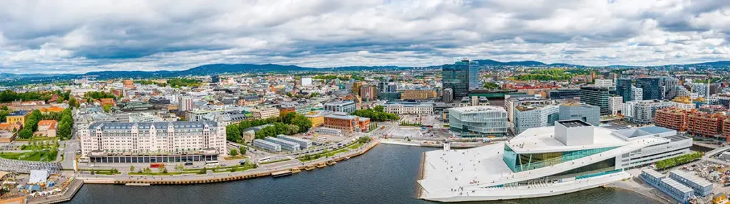 Panoramablick aus der Luft auf das Opernhaus und das neue Geschäftsviertel. Oslo, Norwegen.