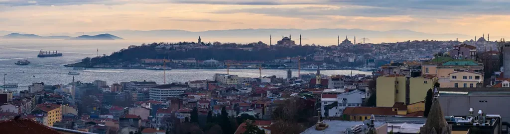 Panoramablick aus der Luft auf den zentralen und historischen Teil Istanbuls, die Bucht des Goldenen Horns und die Mündung des Bosporus