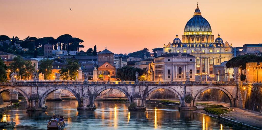 Nachtansicht der Basilika St. Peter in Rom, Italien