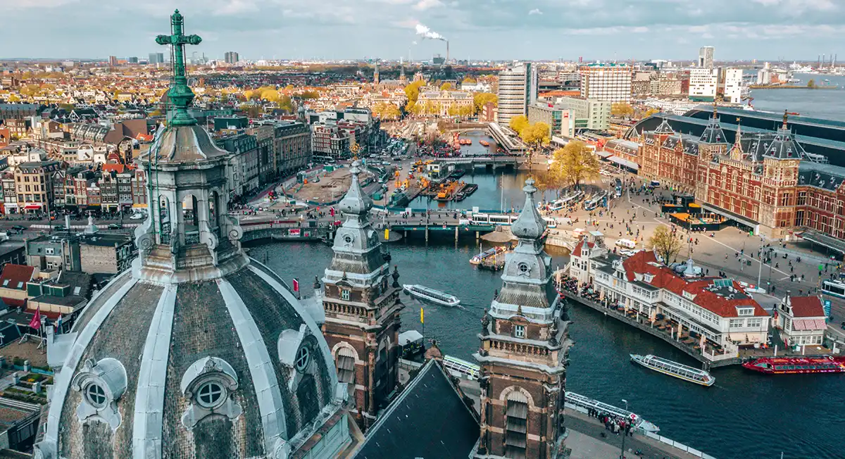 Amsterdam besuchen: Schöner Blick auf die Amsterdamer Kathedrale
