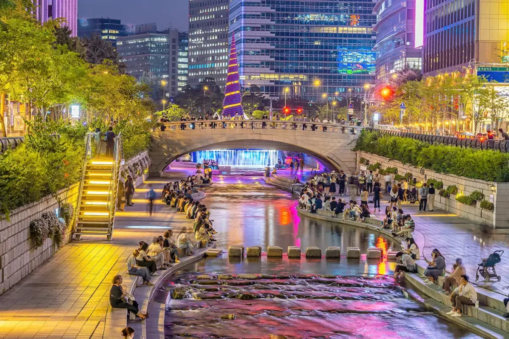 Cheonggyecheon, ein moderner öffentlicher Erholungsraum in der Innenstadt von Seoul, Südkorea