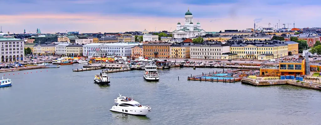 Stadtbild von Helsinki mit dem Dom und dem Marktplatz von Helsinki
