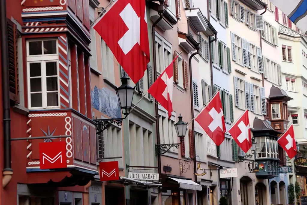 Schweizerfahnen in der Altstadt der schweizer Metropole am Zürichsee