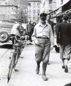 Versuchperson mit Umkehrbrille in der Maria Theresien Straße in Innsbruck - ca. Anfang 1950er Jahre) Quelle: Institut für Psychlogie der Universität Innsbruck